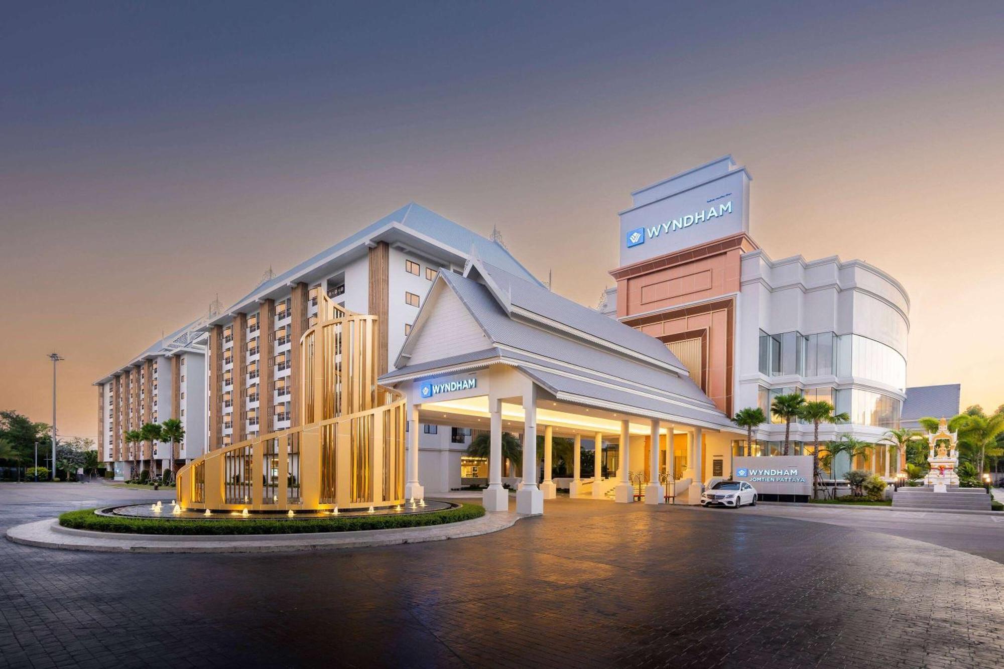 Wyndham Jomtien Pattaya Hotel Na Chom Thian Exterior photo