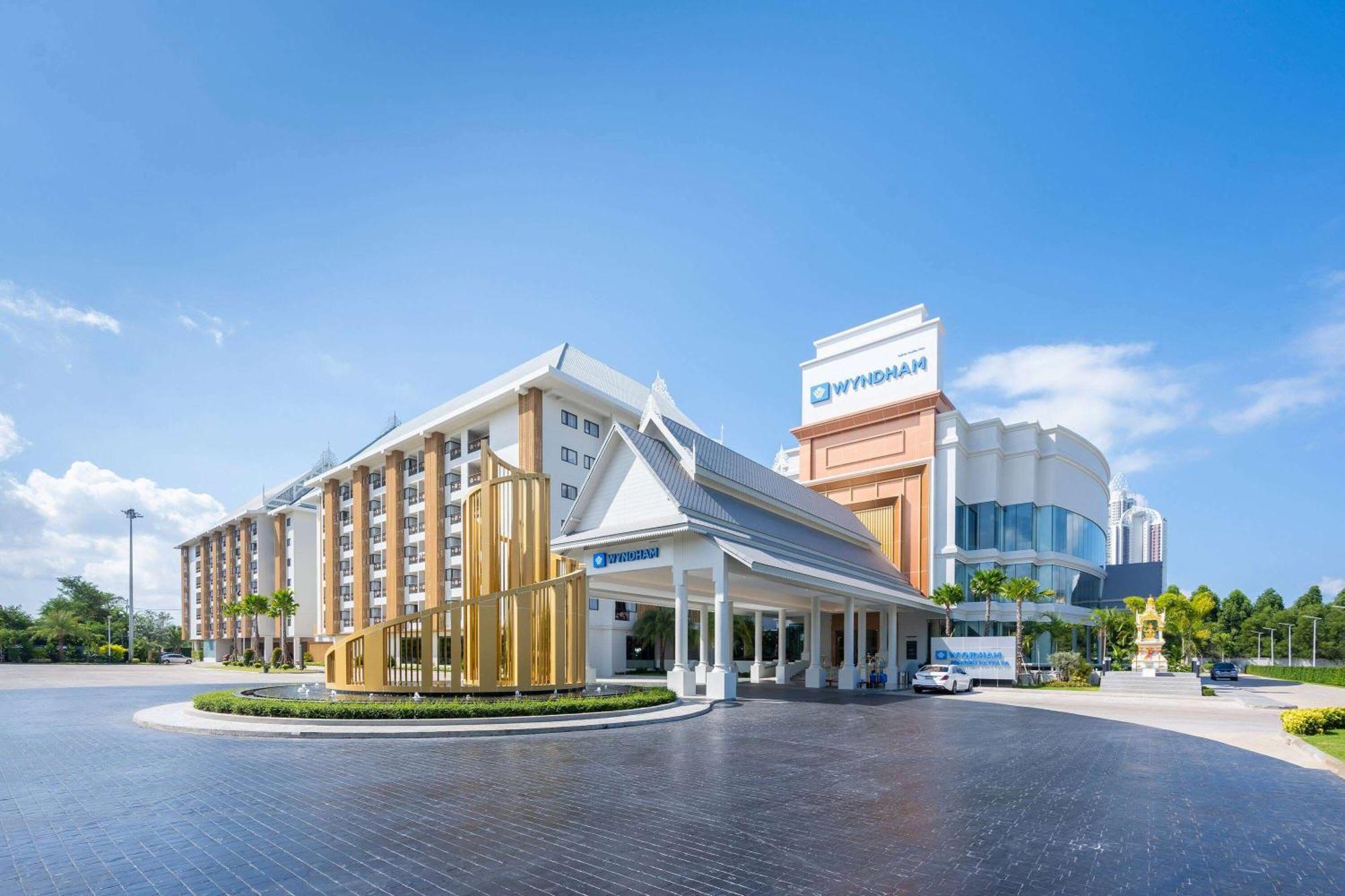 Wyndham Jomtien Pattaya Hotel Na Chom Thian Exterior photo
