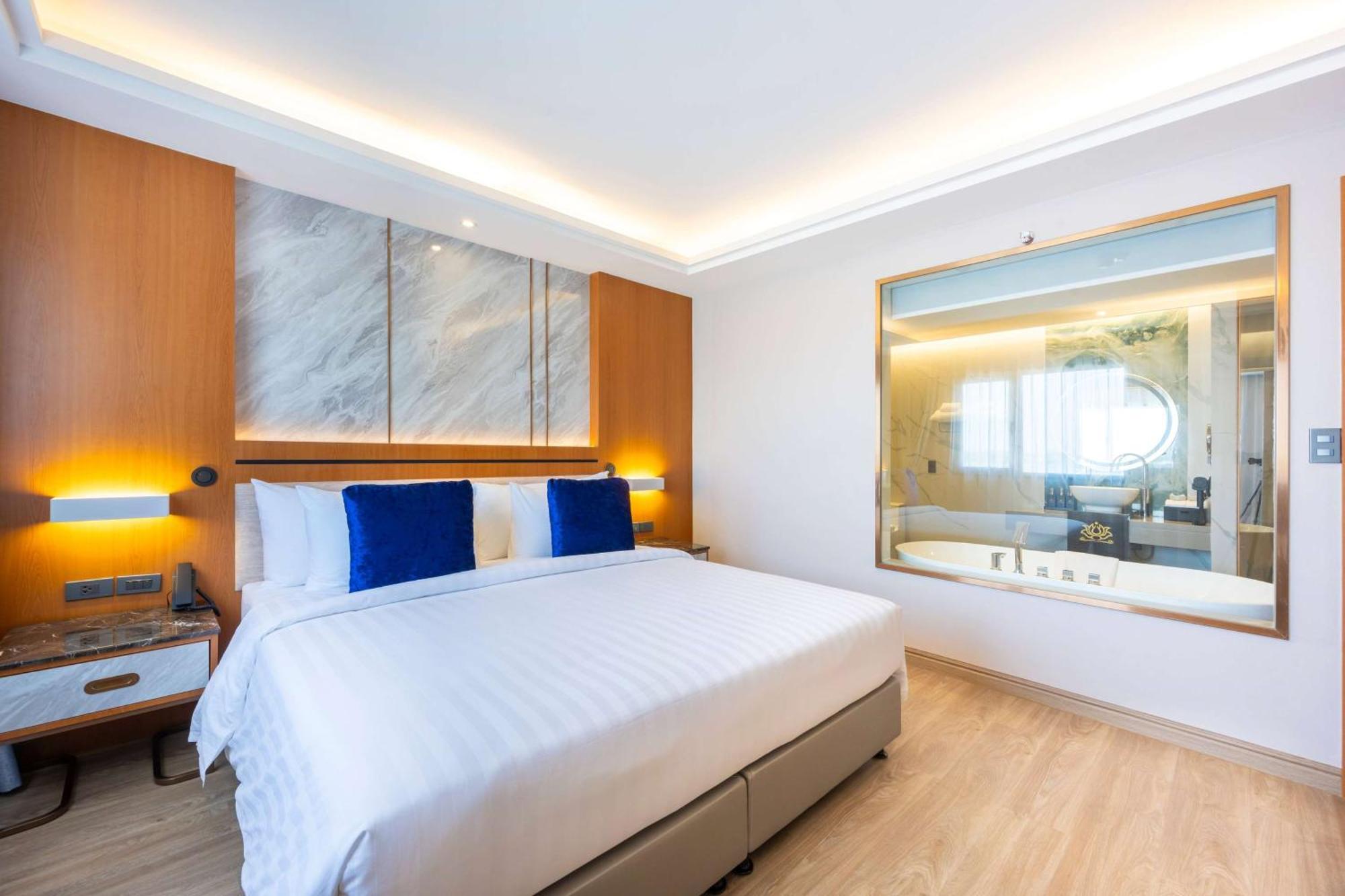Wyndham Jomtien Pattaya Hotel Na Chom Thian Exterior photo