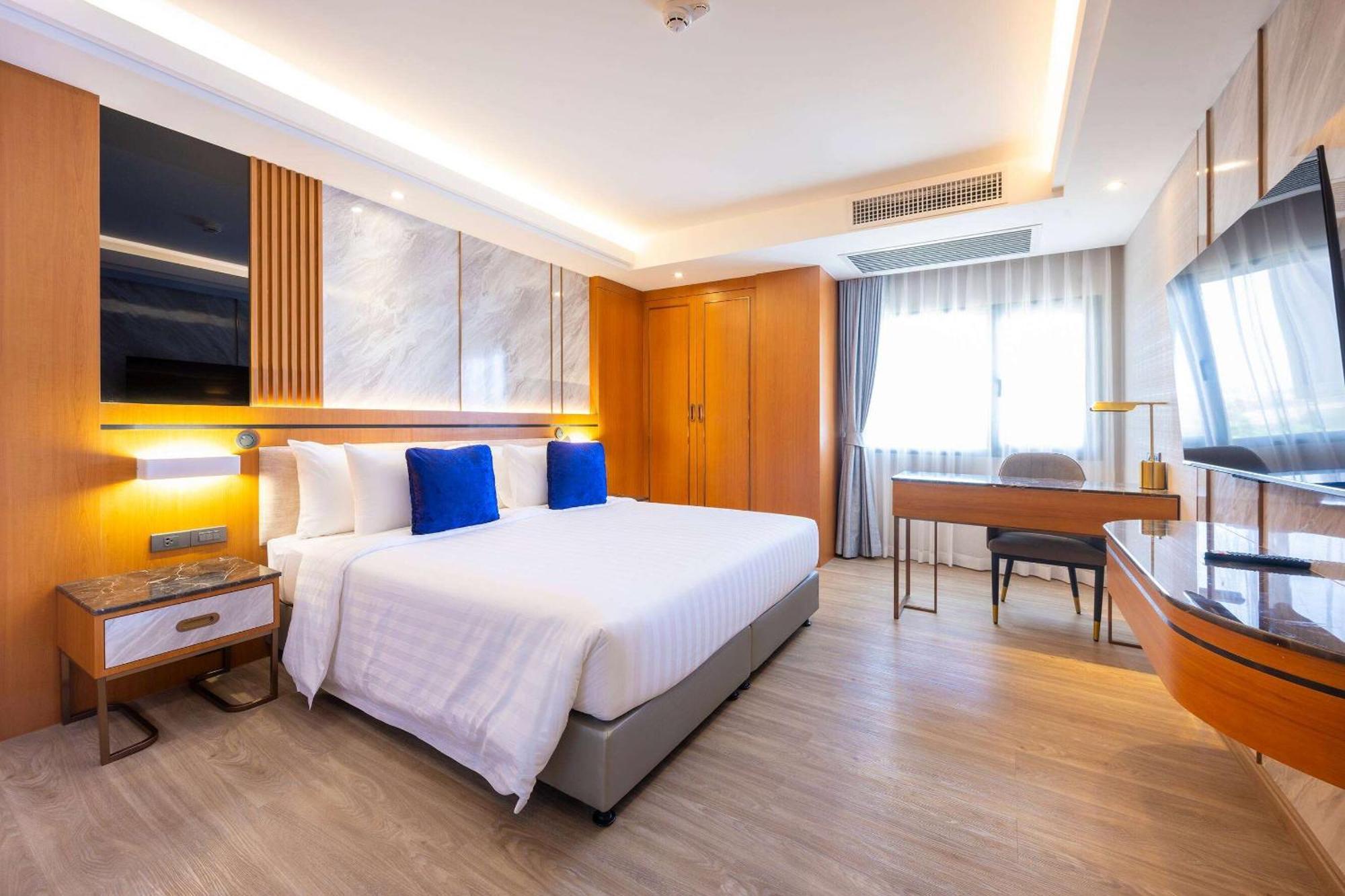 Wyndham Jomtien Pattaya Hotel Na Chom Thian Exterior photo