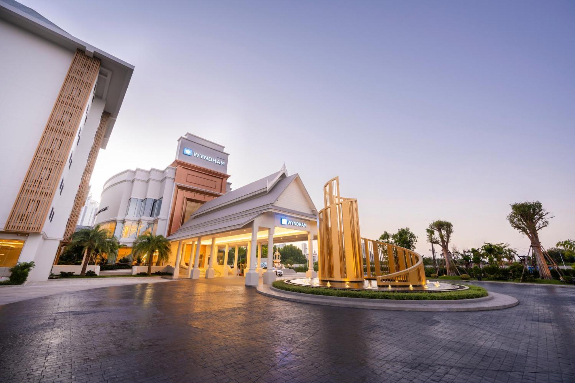 Wyndham Jomtien Pattaya Hotel Na Chom Thian Exterior photo