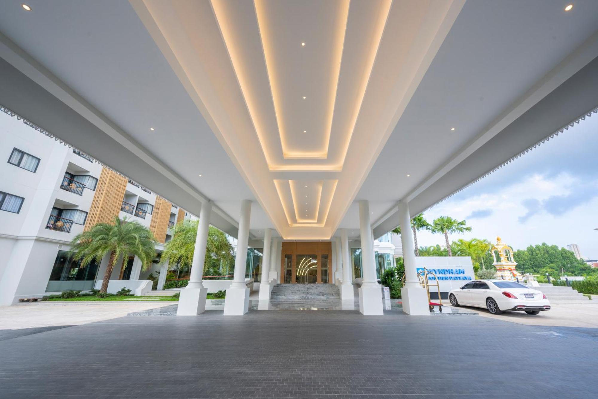 Wyndham Jomtien Pattaya Hotel Na Chom Thian Exterior photo