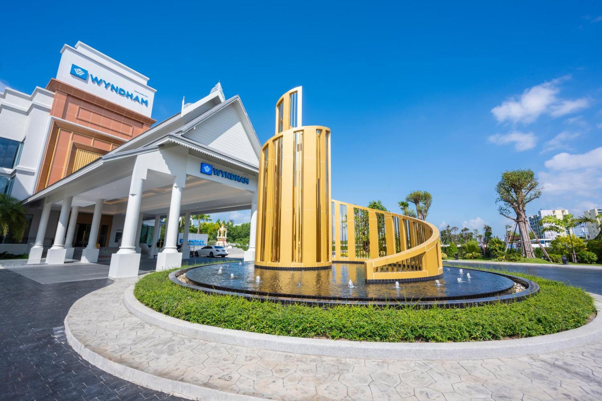 Wyndham Jomtien Pattaya Hotel Na Chom Thian Exterior photo